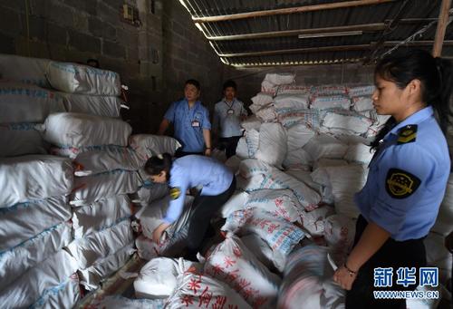 当日,广西柳州市食品药品监督管理部门联合公安部门,对4处米粉加工黑